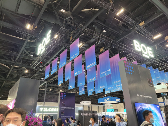 지난 11일(현지시간) 미국 세너제이 컨벤션센터에서 열린 SID 디스플레이 위크 2022 전시회 메인 스폰서로 나선 중국 업체 BOE 부스에 사람들이 몰려있다.